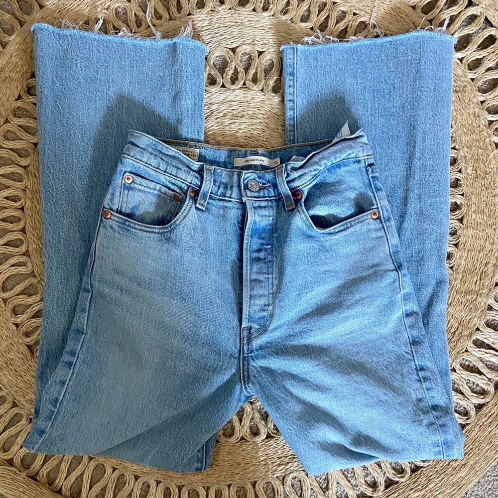 RIBCAGE FLARE LEVIS